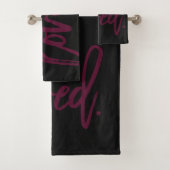 Geliefd. Bourgondië Modern Trendy Script Typografi Bad Handdoek (Insitu)