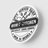 Geliefd geserveerd dagelijks - Mom's Kitchen Clock Ronde Klok (Hoek)