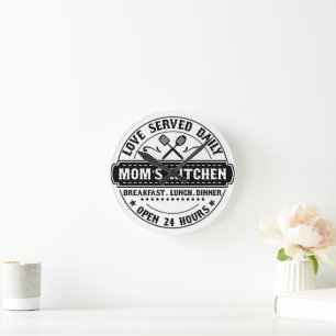 Geliefd geserveerd dagelijks - Mom's Kitchen Clock Ronde Klok