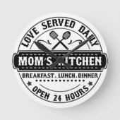 Geliefd geserveerd dagelijks - Mom's Kitchen Clock Ronde Klok (Voorkant)