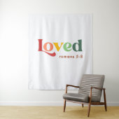 Geliefde Romeinen 5:8 Bijbelvers  Wandkleed (In situ)