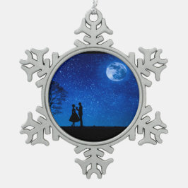 Geliefden onder een volle maan   tin sneeuwvlok ornament