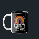Gelijkheid Doet Niemand Kwetst Regenboog Gelijke R Tweekleurige Koffiemok<br><div class="desc">Gelijkheid Doet Niemand Kwetst Regenboog Pride Gelijke Rechten Groovy Pride Maand LGBTQ Cadeaus Gelijkheid</div>