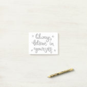 Geloof altijd in jezelf post-it® notes (Op bureau)