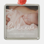 Geloof Baby's eerste Schattigee kerstfoto Metalen Ornament (Voorkant)