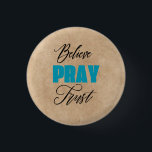 Geloof, Bid en Vertrouw, Christelijk Ronde Button 3,2 Cm<br><div class="desc">Ervaar de verheffende geloofsboodschap met ons Christelijke ontwerp dat prachtig de woorden "Geloof", "Bid" en "Vertrouw" bevat. Het woord "Trust" valt op in levendige turquoise letters, waardoor een pop van kleur wordt toegevoegd aan de sierlijke decoratieve lettertypen die dit inspirerend kunstwerk sieren. Dit typografisch ontwerp tegen een eenvoudige bruine achtergrond...</div>