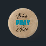 Geloof, Bid en Vertrouw, Christelijk Ronde Button 3,2 Cm<br><div class="desc">Ervaar de verheffende geloofsboodschap met ons Christelijke ontwerp dat prachtig de woorden "Geloof", "Bid" en "Vertrouw" bevat. Het woord "Trust" valt op in levendige turquoise letters, waardoor een pop van kleur wordt toegevoegd aan de sierlijke decoratieve lettertypen die dit inspirerend kunstwerk sieren. Dit typografisch ontwerp tegen een eenvoudige bruine achtergrond...</div>