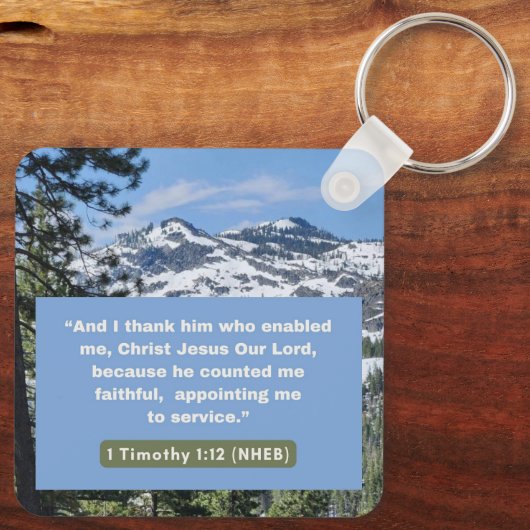 Geloof Boodschap - Bijbelvers - 1 Timoteüs 1-12 - Sleutelhanger (Achterkant)