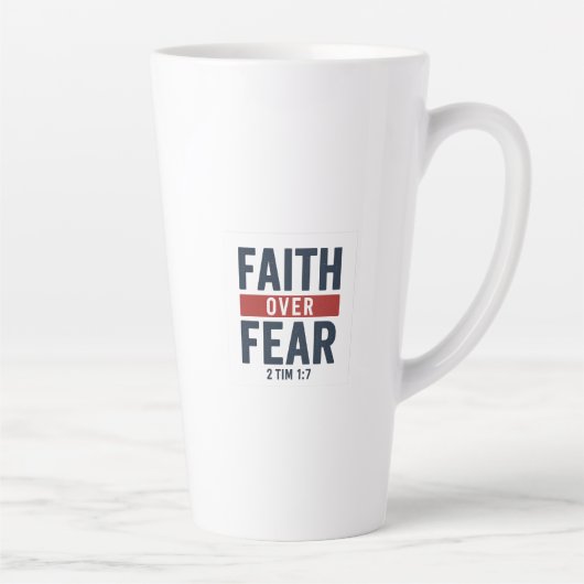 Geloof Boven Angst – 2 Timoteüs 1:7 Latte Mok (Rechts)