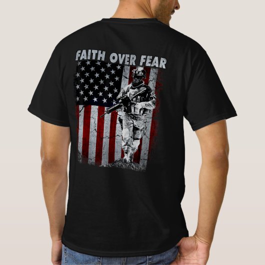 Geloof boven angst Amerikaanse vlag soldaat patrio T-shirt (Achterkant)