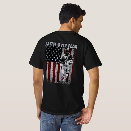 Geloof boven angst Amerikaanse vlag soldaat patrio T-shirt (Achterkant volledig)