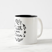 Geloof boven angst Christelijk citaat Tweekleurige Koffiemok (Voorkant rechts)