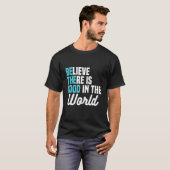 Geloof dat er in de wereld een goed mens is t-shirt (Voorkant volledig)