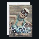 GELOOF | De toverstaf van de kerstfotokaart Feestdagenkaart<br><div class="desc">Een modern ontwerp van mooie typografie met de tekst "Geloof - in de magie van het seizoen" en een foto op ware grootte van uw gelukkige familie. Plaats op de achterkant voor u om uw persoonlijke vakantiebericht of meer foto's toe te voegen als u dat wenst. Een mooie, eigentijdse groet...</div>