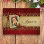 Geloof Gouden en Rode Vintage Kerstmis van het Feestdagen Kaart<br><div class="desc">Het unieke, rijk geweven, elegante en versierd vintage stijlontwerp die het afbeelding van de Kerstman van de Victoriaans-Era in een lijst kenmerken die van het ecrukant met rood lint, goud wordt verfraaid bloeit, het fonkelen geparelde wervelingen, en poinsettia op een rode subtiel geweven damastachtergrond. Band van het centrum van antiek...</div>