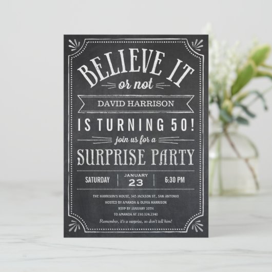 Geloof het of niet, verras verjaardagsuitnodiginge kaart (Staand voorkant)