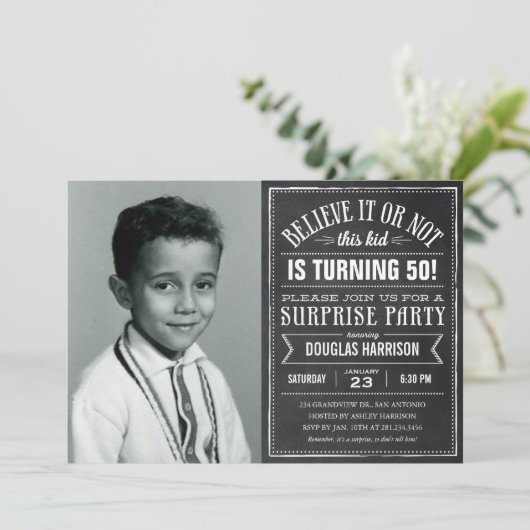 Geloof het Old Photo Birthday Surprise Invitations Kaart (Staand voorkant)