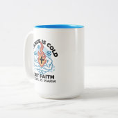 Geloof houdt ons warm - verheffend winterkunstwerk tweekleurige koffiemok (Voorkant links)
