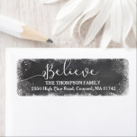 Geloof in Christmas Snow  krijtbord Etiket<br><div class="desc">Show vrienden en familie die u in Kerstmis geloven met dit prachtige retouradres label met het woord "Geloof" in een met de hand geletterd kalligrafie lettertype gezet tegen een  krijtbord gedrukte achtergrond. Voeg jouw naam en adres toe om te personaliseren.</div>