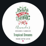 Geloof in de Magic Christmas Typography Candle Ronde Sticker<br><div class="desc">Kaars of sopa geur stickers met een leuke illustratie. Tekst zegt: Geloof in de magie in fancy belettering. Versierd met kerstballen.</div>