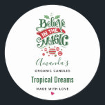 Geloof in de Magic Christmas Typography Candle Ronde Sticker<br><div class="desc">Kaars of sopa geur stickers met een leuke illustratie. Tekst zegt: Geloof in de magie in fancy belettering. Versierd met kerstballen.</div>