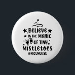 Geloof in de Magic van Tiny Mistletoes Nicu Nurse Ronde Button 5,7 Cm<br><div class="desc">Geloof in The Magic of Tiny Mistletoes Nicu Nurse Kerstkerst,  matching,  familie,  xmas,  vrolijke kerstmis, 2021, happy,  new,  year, 2022 Kerstmis 2021 Matching Family Pajamas</div>
