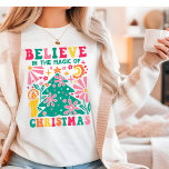 Geloof in de magie van de kerstretro Boho Tri-Blend Shirt<br><div class="desc">Believe In The Magic Of Christmas Retro Boho Festive Holiday Tri-Blend Shirt bevat de tekst "Believe In The Magic Of Christmas" in de moderne scripttypografie geaccentueerd met kleurrijke kerstboom in Matisse-stijl,  bloemen en een kaars. Perfect voor kerstcadeaus,  kerstfeesten en vakantiefeesten,  verjaardagen en meer. Creëer door Evco Studio www.zazzle.com/store/evcostudio</div>