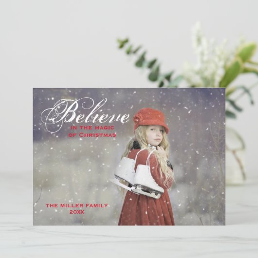 Geloof in de magie van Kerstmis Monogram Foto Feestdagenkaart (Staand voorkant)