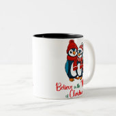 Geloof in de magie van Kerstmis Pinguïn Tweekleurige Koffiemok (Voorkant rechts)