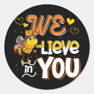 Geloof in je grappige bijentestdag leraar Kind T Ronde Sticker
