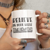 Geloof in je plank koffiemok