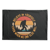 Geloof in jezelf Bigfoot Black Kussensloop (Achterkant-Links)