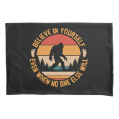 Geloof in jezelf Bigfoot Black Kussensloop (Voorkant-Links)