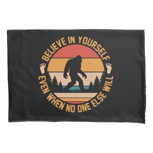 Geloof in jezelf Bigfoot Black Kussensloop (Voorkant-Links)