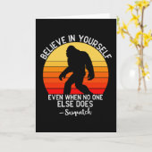 Geloof in jezelf | Bigfoot Retro Kaart (Gele Bloem)