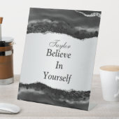 Geloof in jezelf voetsporen reclamebord met voetstuk (Insitu)