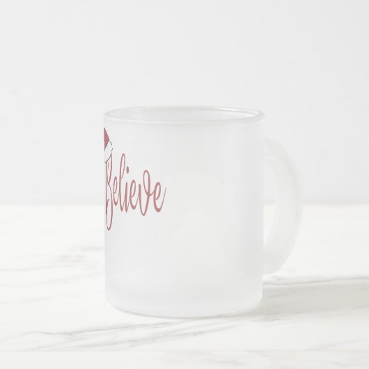 Geloof in Kerstmis met rode kerstmuts Matglas Koffiemok (Voorkant rechts)