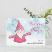 Geloof in Magic Pink Gnome Snowy Blue Christmas Feestdagenkaart (Staand voorkant)