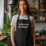 Geloof in magie zwart en wit schort<br><div class="desc">Voeg een vleugje elegantie en charme toe aan uw vakantiekookkunst met het zwart-witte schort "Believe in Magic". Dit minimalistische ontwerp heeft een stijlvol zwart-wit kleurenpalet met een inspirerende boodschap "Believe in Magic", waardoor het de perfecte aanvulling is op uw kerstkeukenkleding. Of u nu vakantiemaaltijden bereidt of lekkernijen bakt, dit schort...</div>