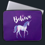 Geloof in unicorn in pasta Waterverven Laptop Sleeve<br><div class="desc">Laptophoes met een  waterverf eenhoorn geverfd in zachte pastel waterverven roze,  paars en blauw. De Inspirerend typografische tekst zegt Geloof in een trendy doopvont met een ster boven de brief i. Op een koninklijke paarse achtergrond.</div>