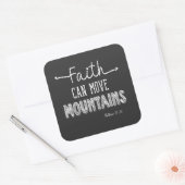 Geloof kan bergen verplaatsen zwart-wit ontwerp vierkante sticker (Envelop)