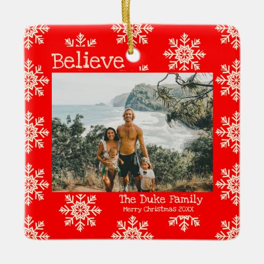 Geloof kerstfoto's in Red Snowflakes Keramisch Ornament (Voorkant)
