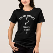 Geloof Loopt, Onbeholpen Stappen – Grappige Christ Tri-Blend Shirt (Voorkant)