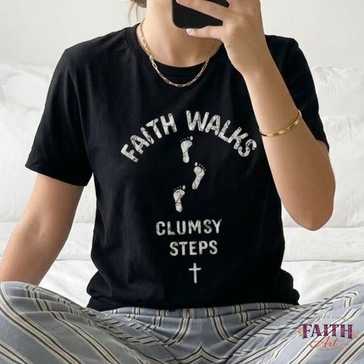 Geloof Loopt, Onbeholpen Stappen – Grappige Christ Tri-Blend Shirt