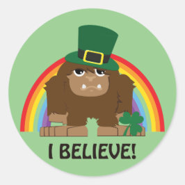 Geloof me. Bigfoot Leprechaun Ronde Sticker