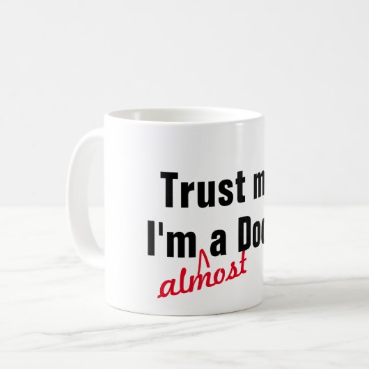 geloof me dat ik bijna dokter ben , grappig koffiemok (Voorkant links)