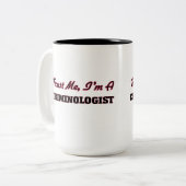 Geloof me dat ik criminoloog ben tweekleurige koffiemok (Voorkant links)