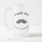 Geloof me dat ik een snor heb matglas bierpul (Links)
