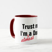 Geloof me, ik ben bijna Doctor Health Joke Pun Fun Mok (Voorkant links)