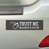 Geloof me, ik ben bijna dokter bumpersticker (Op auto)